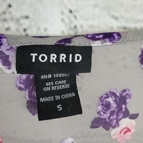 Torrid gray floral Semisheer blouse short sleeved - Picture 7 of 11
